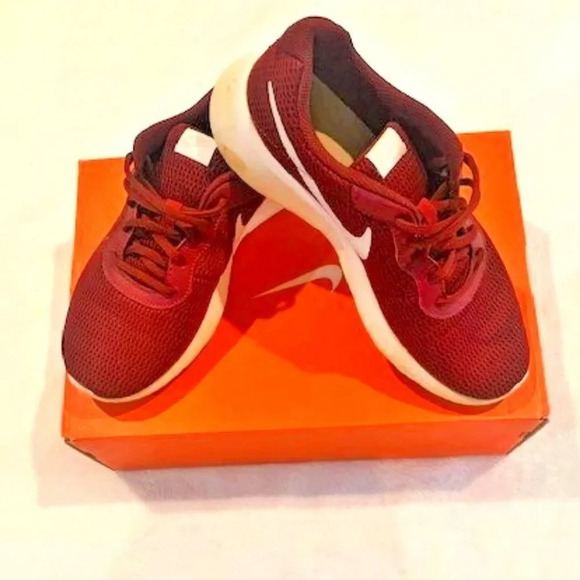 Youth Nike Tanjun Trainers size‎ 7Y in Team Red - Picture 1 of 7